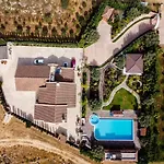 Villa Grand Mansion & *