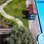 Villa Grand Mansion & *