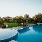 Villa Grand Mansion & *