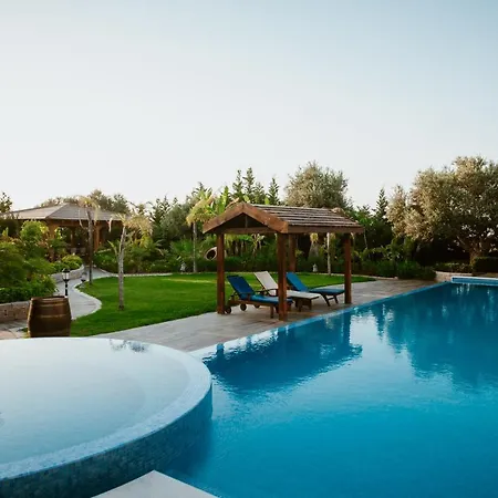 Villa Grand Mansion & *