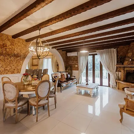 Villa Grand Mansion & *