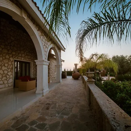 Villa Grand Mansion & *