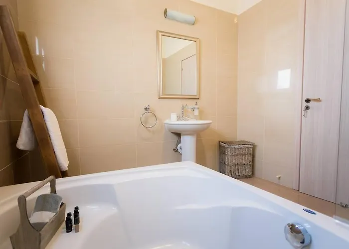 Vila Grand Mansion & *