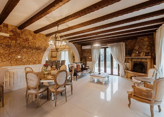 Vila Grand Mansion & *