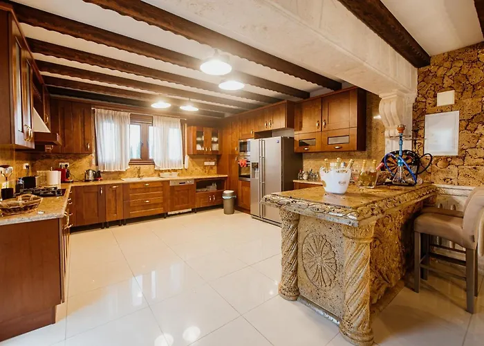 Vila Grand Mansion & Phrenaros